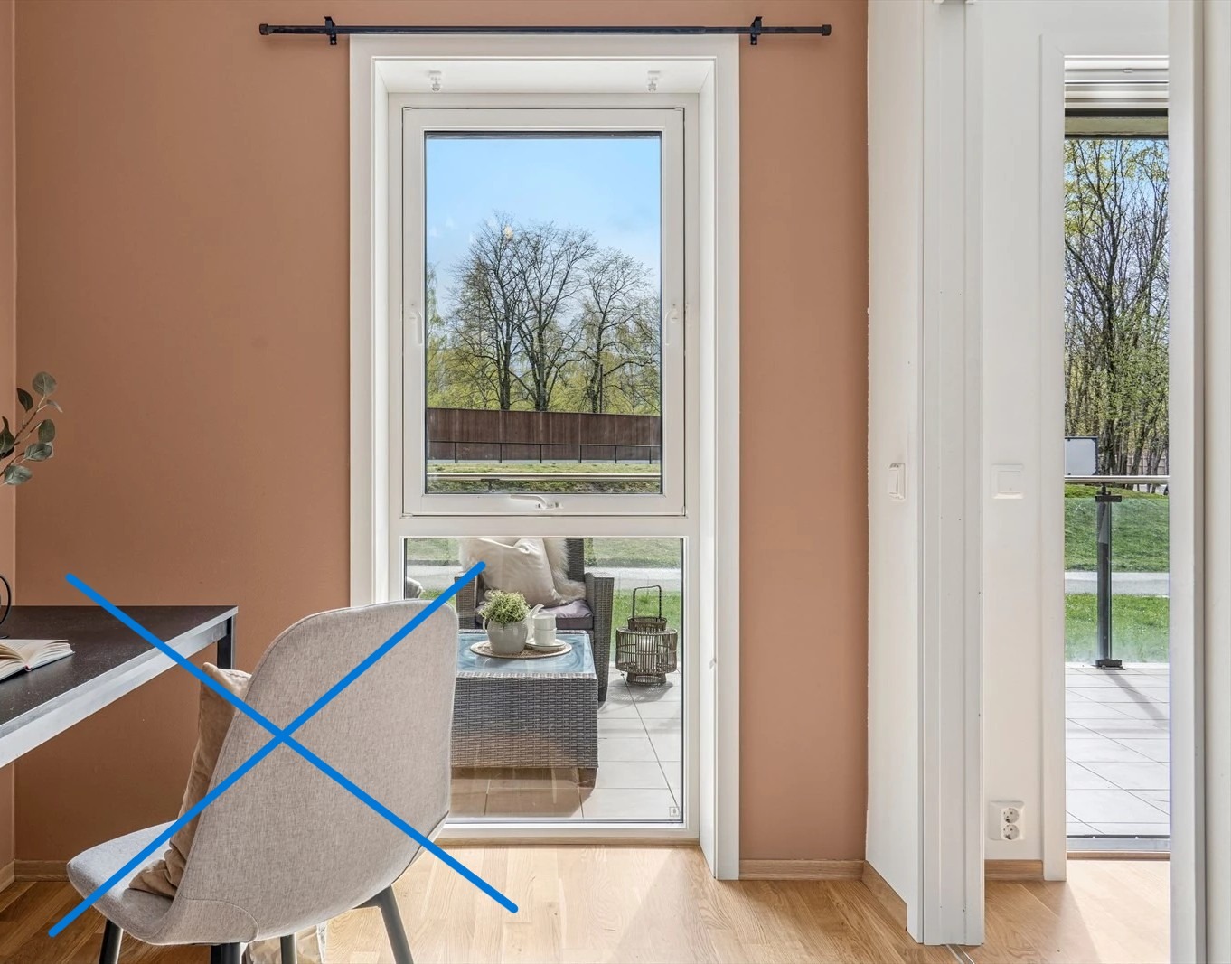 Soverom 2. Bildet har "visningsmøbler" som IKKE er der i dag.